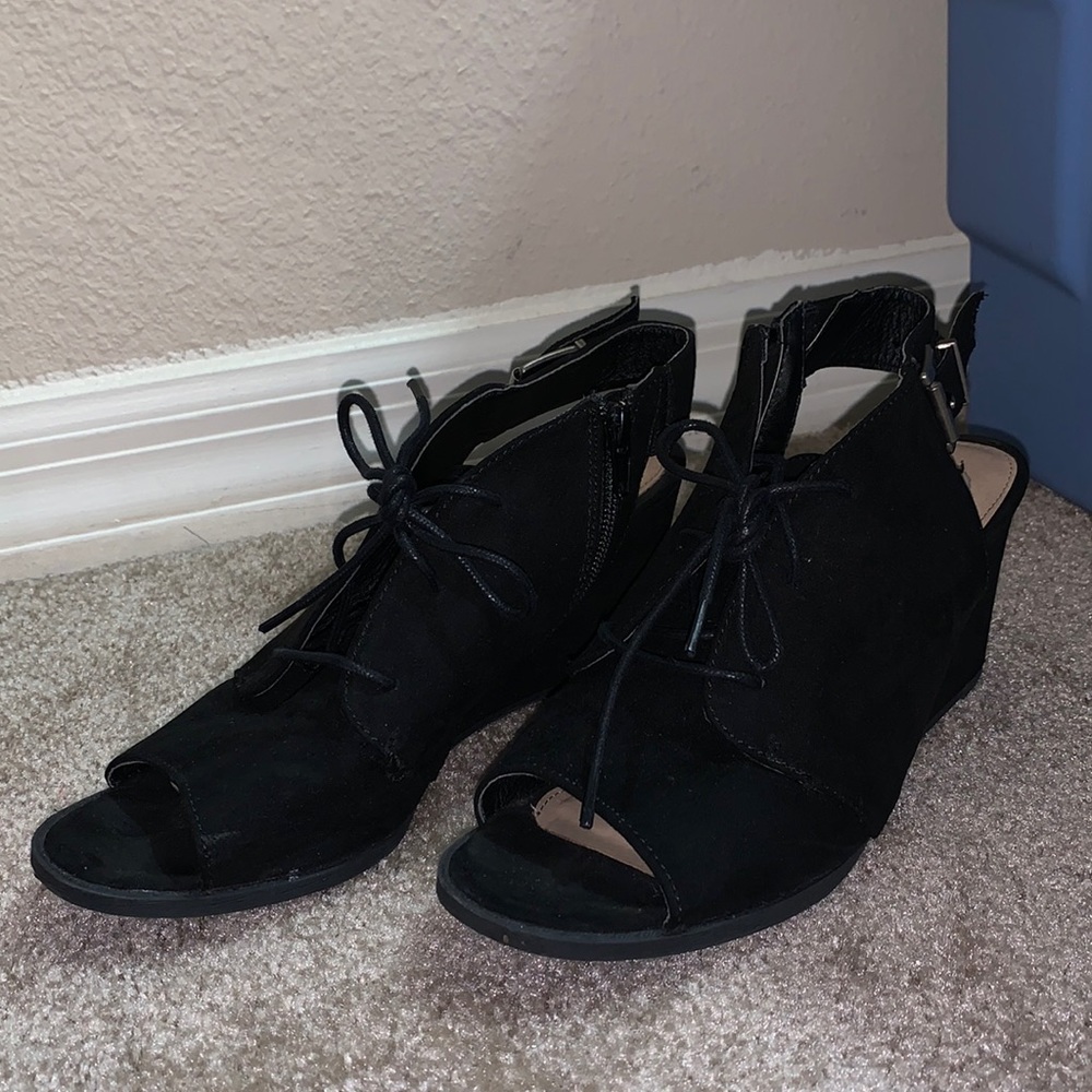 SO woman’s black size 8.5 wedge heel shoes